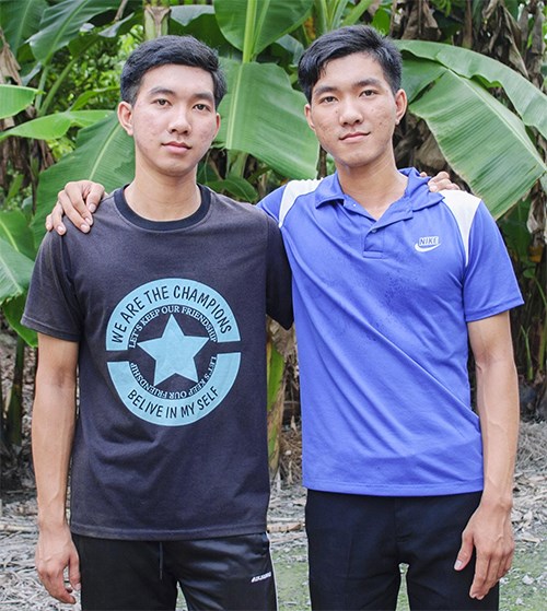 anh-em-song-sinh-tro-thanh-hoc-vien-si-quan.jpg