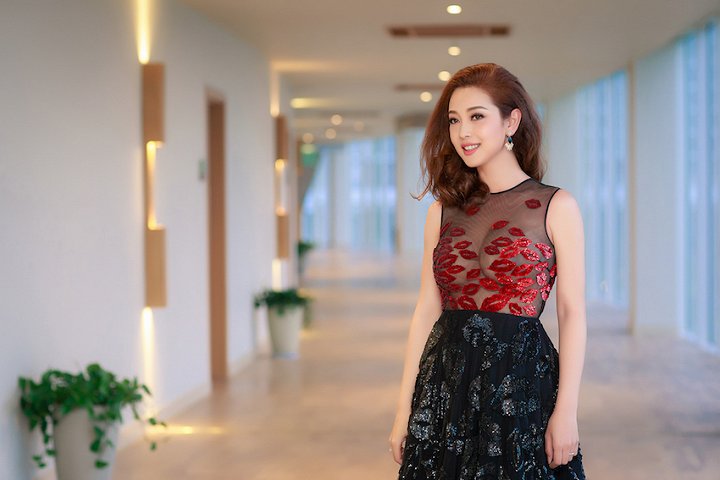jennifer-pham-mac-vay-xuyen-thau-khoe-vong-1-tay-ninh-24h (1).jpg