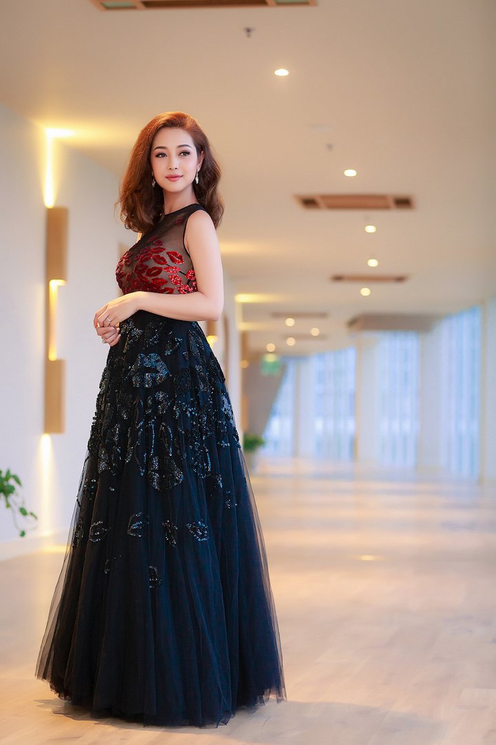 jennifer-pham-mac-vay-xuyen-thau-khoe-vong-1-tay-ninh-24h (2).jpg