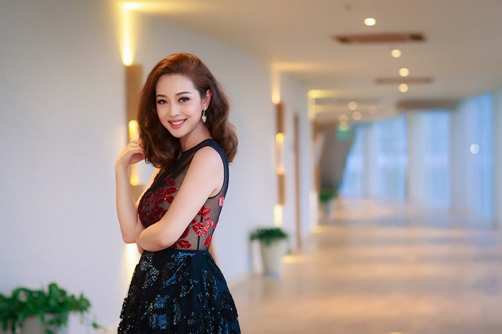jennifer-pham-mac-vay-xuyen-thau-khoe-vong-1-tay-ninh-24h (3).jpg