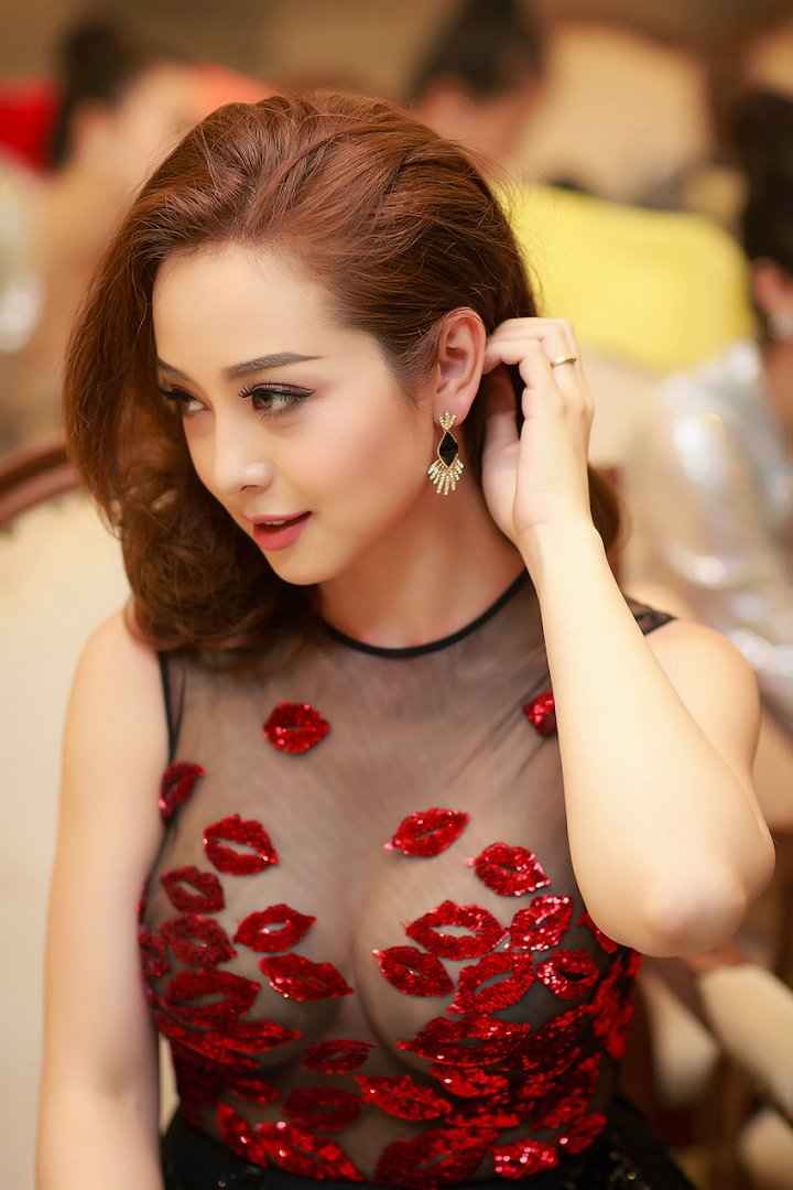 jennifer-pham-mac-vay-xuyen-thau-khoe-vong-1-tay-ninh-24h (6).jpg