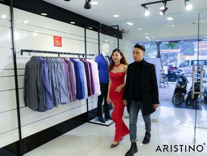 mua-sam-cung-hot-girl-trao-luu-doc-dao-tet-2017 (2).jpg