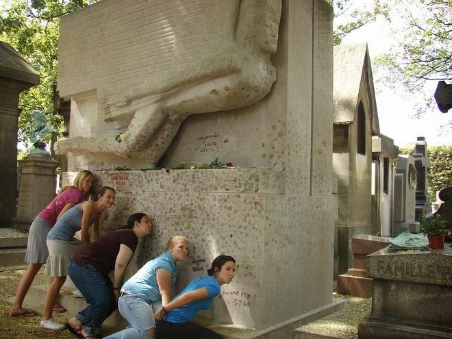 ngôi-mộ-nghìn-nụ-hôn-ở-paris-tây-ninh-24h (2).jpg