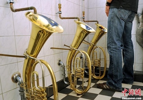 Nhà vệ sinh hình kèn trumpet, Đức.jpg
