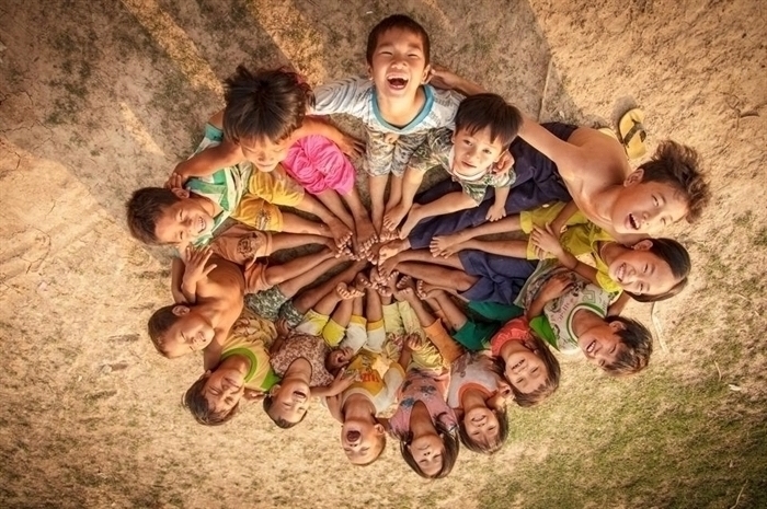 Ôm cả thế giới trong vòng tay trẻ