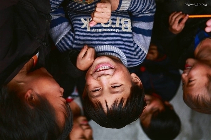 Ôm cả thế giới trong vòng tay trẻ