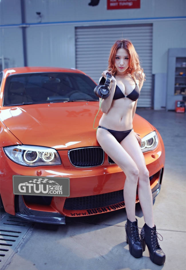 Chan-dai-dien-bikini-ben-xe-hop-don-tim-phai-manh (2)