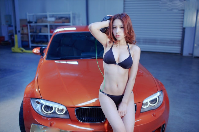 Chan-dai-dien-bikini-ben-xe-hop-don-tim-phai-manh (3)