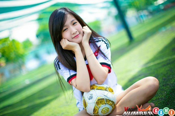 Girl Việt xinh xắn cổ vũ tuyển Đức