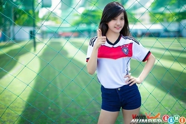 Girl Việt xinh xắn cổ vũ tuyển Đức