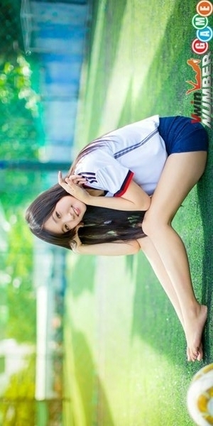 Girl Việt xinh xắn cổ vũ tuyển Đức