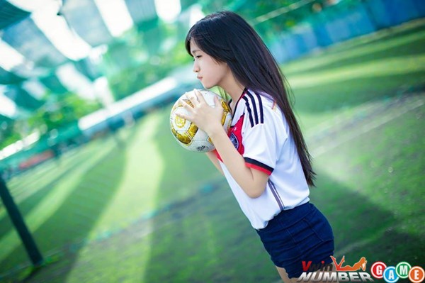 Girl Việt xinh xắn cổ vũ tuyển Đức