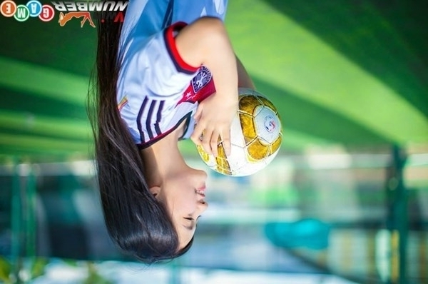 Girl Việt xinh xắn cổ vũ tuyển Đức