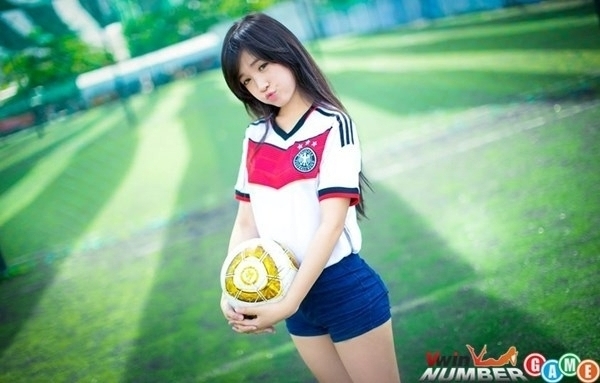 Girl Việt xinh xắn cổ vũ tuyển Đức